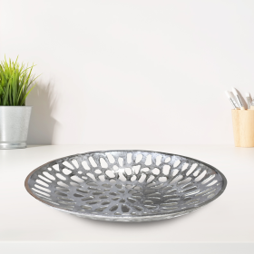 Handmade Decorative Silver Color Coated Aluminium Tray (Color: Silver, size: 5.51 x 5.51 x 1.37cm)