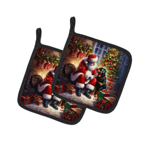 Moments with Santa Pair of Pot Holders (Dog Breed: Rottweiler 4151, size: 7.5HX7.5W)