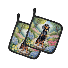 Spring Path Pair of Pot Holders (Design: Black and Tan Coonhound 6570, size: 7.5HX7.5W)