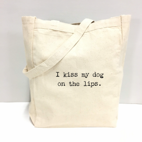 I kiss my dog on the lips. (Option: 3365-0673)